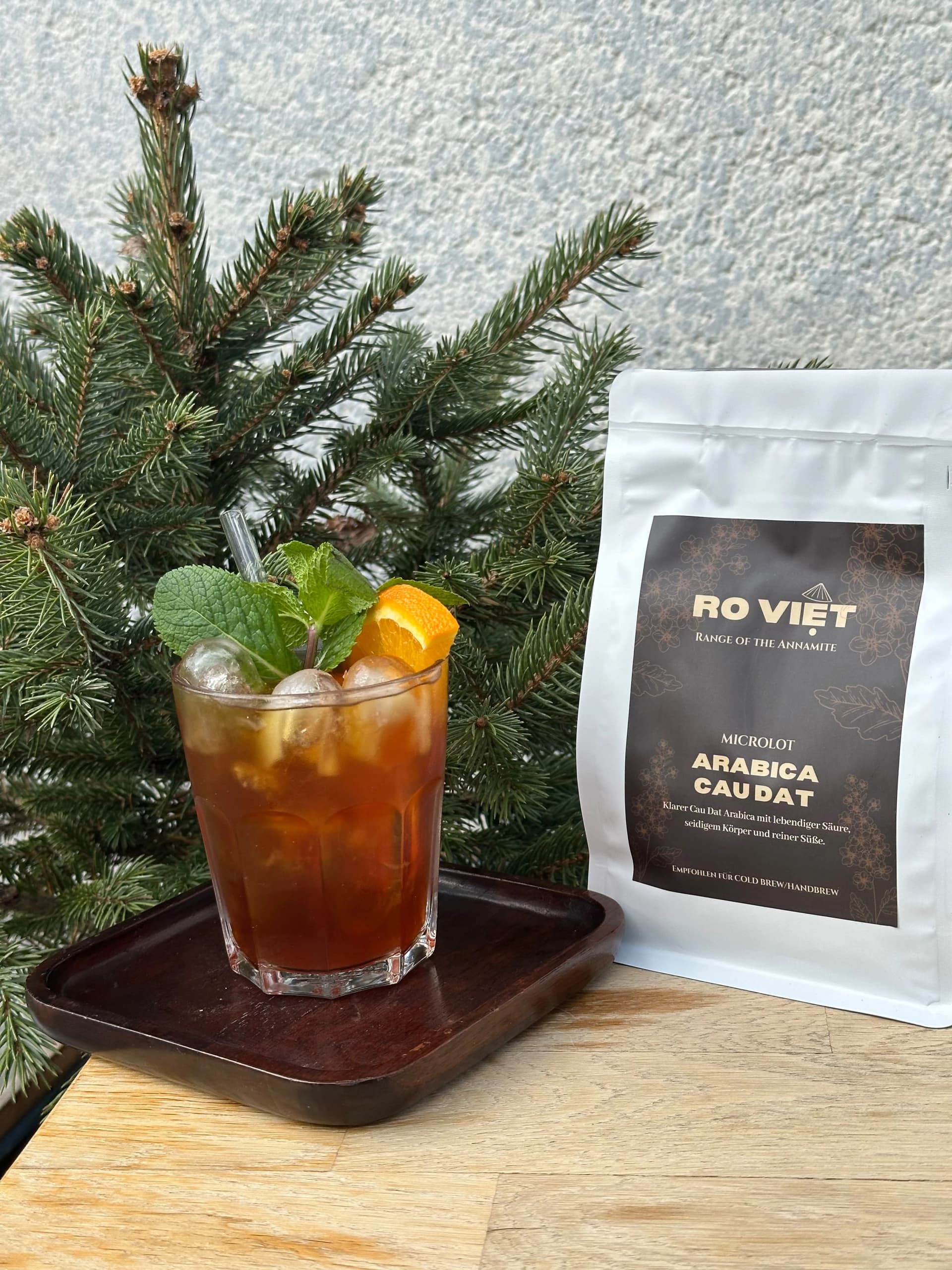 Ro Việt Arabica Cầu Đất als Cold Brew im Grünen