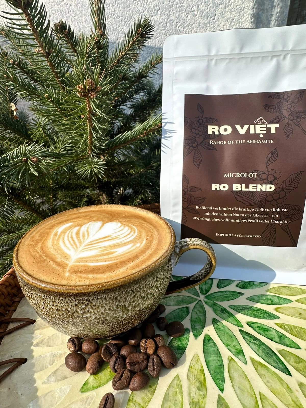 Ro Việt RO BLEND mit Latte Art im Freien